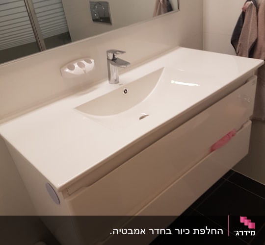 כיור שיש לבן עם ברז כרום